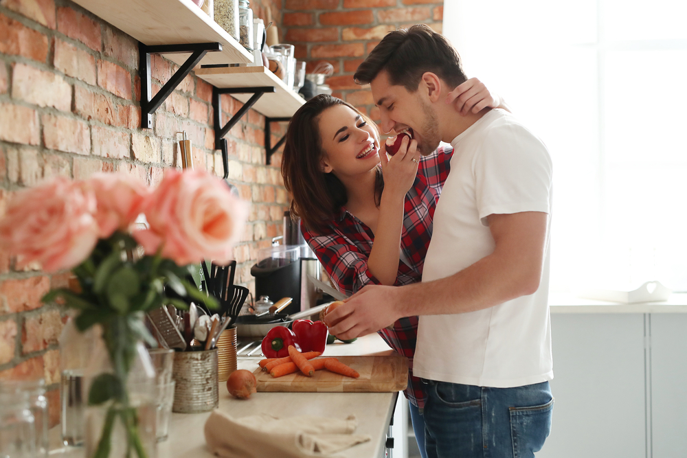 Секс на кухонном столе после романтической беседы на домашнем свидании